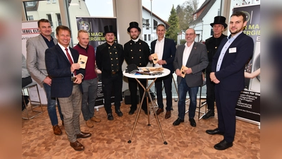 Austausch am Stand der Schornsteinfegerinnung Ostwestfalen-Lippe (v.l.): Kreishandwerksmeister Felix Dreier, Landrat Michael Stickeln, Roger Wolter (Schornsteinfeger aus Warburg), Stefan Renner (Schornsteinfegerinnung Ostwestfalen-Lippe), Mike Überdick (Schornsteinfegerinnung Ostwestfalen-Lippe), Jens Härtel (Sparkasse Paderborn-Detmold-Höxter), Gerald Studzinsky (Hauptgeschäftsführer Kreishandwerkerschaft Höxter-Warburg), Hans-Jörg Koch (Schornsteinfegerinnung Ostwestfalen-Lippe) und Bernd Winterseel (Öko-Zentrum NRW GmbH). (Foto: privat)