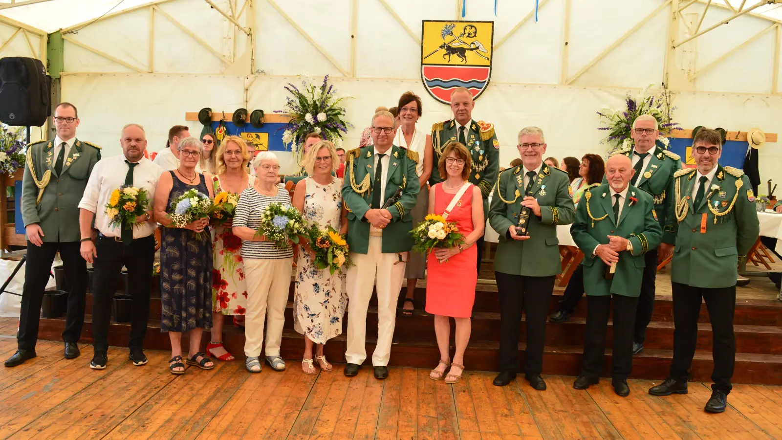 V.l.: Florian Scholle (3. Vorsitzender), Frank Trenner (Vater der Kronprinzessin im Jahr 2004), Ruth Grawe (Kronprinzessin im Jahr 1974), Andrea Feichtinger (Königin im Jahr 2014), Hildegard Benstein (Königin im Jahr 1984), Ilka Meyer-Postert und Jörg Kronenberg (Kronprinzenpaar im Jahr 1994), Susanne und Franz-Josef Scholle (Königspaar im Jahr 2004), Ernst-Walter Görlich (König im Jahr 1994), Falk Wulf (1. Vorsitzender), Matthias Schröder (Schriftführer). Hinten: Kerstin Scholle und Markus Ulber (Königspaar im Jahr 2022). (Foto: Marion Wulf)