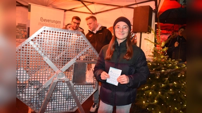 Spannung im Dauerregen, die Verlosung der Gewinner auf dem Kellerplatz. (Foto: Barbara Siebrecht)