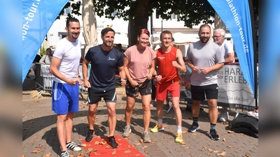 Startposition beim Promilauf (v. l.): Benjamin Beinecke (Werbekreis Holzminden), Steve Sander (Geschäftsführer, KSB Holzminden), Kati Wilhelm (Biatlon-Olympiasiegerin), Jan Kaschura (Lauftrainer und Koch) und Johannes Schraps (Abgeordneter Bundestag).  (Foto: Barbara Siebrecht)