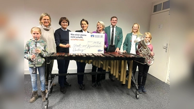 (v.l.) Felicitas Becker an der Klarinette, Elisabeth Schlüter, Jutta Nortmann, Florine Wendenburg und die amtierende Präsidentin Maria Theresia Wehofsich (alle Inner Wheel Club), André Kuhaupt (2. Vorsitzender des WSJO), Sophia Lippe (Leiterin der Juniorband und Geschäftsführerin des WSJO) und am Euphonium Viktoria Fischer. (Foto: Inner Wheel Club)