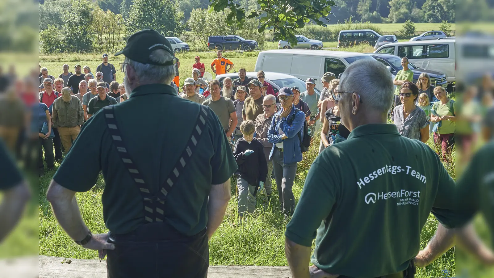 Über 100 freiwillige Helfer waren dem Aufruf zum Müll einsammeln nach dem Hochwasser im Holzapetal gefolgt. Mitarbeiter von Hessenforst unterstützten die Helfer dabei mit Material und Gerät. (Foto: Stefan Bönning)