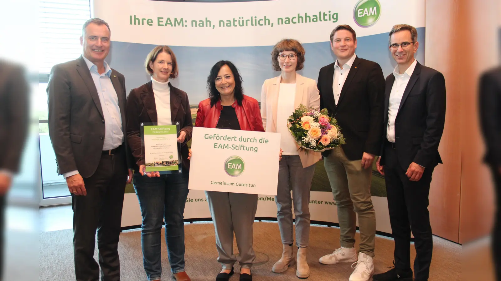 (v.l.) Olaf Kieser (EAM-Geschäftsführer, Mitglied des Stiftungsvorstands), Kirsten Ungerland (Kassiererin SV Natzungen), Astrid Klinkert-Kittel (Landrätin Landkreis Northeim, Vorsitzende des Stiftungskuratoriums), Linda Hagemann (Zweite Geschäftsführerin SV Natzungen), Nicolas Aisch (Bürgermeister Stadt Borgentreich, Mitglied Stiftungskuratorium) und Hans-Hinrich Schriever (EAM-Geschäftsführer).  (Foto: SV Natzungen)