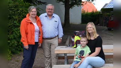 Martin Peitz von der Bürgerstiftung Warburg, die 2. Vorsitzende des Fördervereins Sabrina Jäkel mit Sohn Ben und Kassiererin Birgit Rothenberg. (Foto: privat)