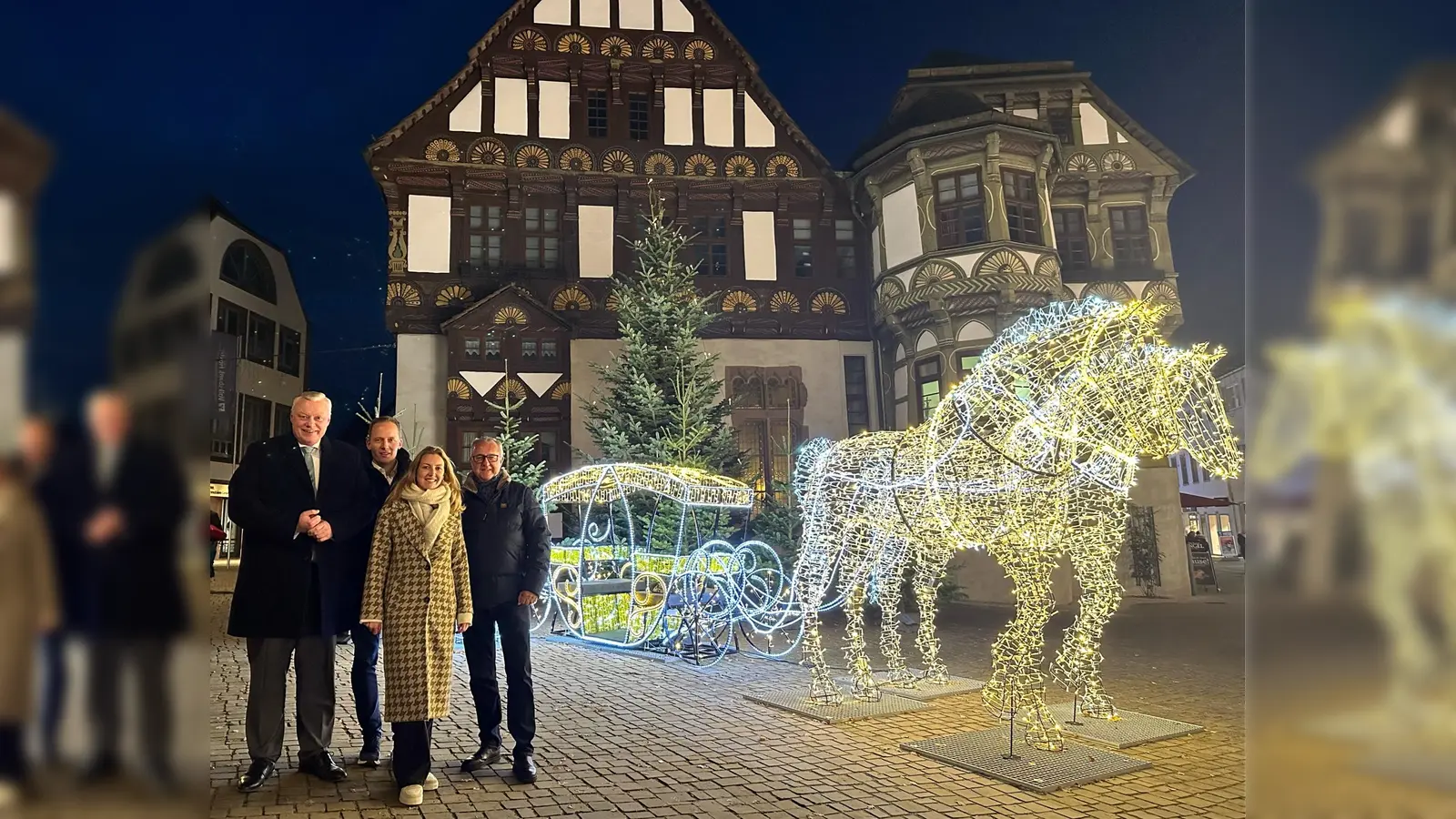 Stellen die neuen Märchenfiguren vor der Dechanei vor (v.l.): Bürgermeister Daniel Hartmann, Jens Klingemann vom Mode- und Sporthaus Klingemann, Anne Engel, Bäckerei Engel und der Vorsitzende der Höxteraner Werbegemeinschaft Jürgen Knabe. (Foto: Stadt Höxter)