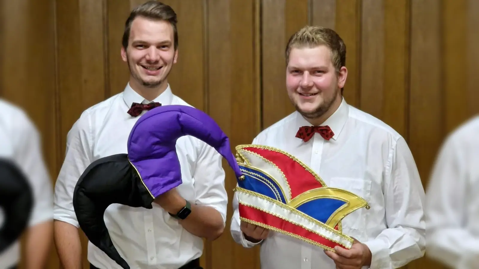 Vizepräsident Erik Unverzagt (l.) und Präsident Sascha Winkelhahn steuern das Narrenschiff in Ovenhausen in die neue Session.  (Foto: Lukas Wöstefeld)