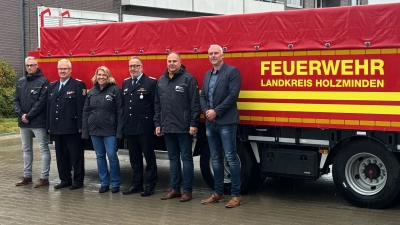 René Köhler, Bereichsleiter für Sicherheit und Ordnung beim Landkreis, Ralf Knocke (stellvertretender Kreisbrandmeister), Erste Kreisrätin Sarah Humburg, Kreisbrandmeister Jens Heinemeyer, Landrat Michael Schünemann und Sören Sören Lieker vom Katastrophen- und Zivilschutz des Landkreises freuen sich über den neuen Safety Trailer. (Foto: Landkreis Holzminden)