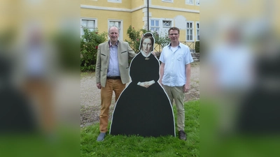 Gruppenbild mit „Fräulein Nette“: Wilderich Freiherr von Droste zu Hülshoff (links) war auf Einladung des Bökendorfer Droste-Kenners Bernhard Aufenanger, der sich sehr über das Kommen und den informativen Vortrag des Freiherrn freute, eigens aus dem Südschwarzwald in das ostwestfälische Kulturmusterdorf angereist. (Foto: Aufenanger)