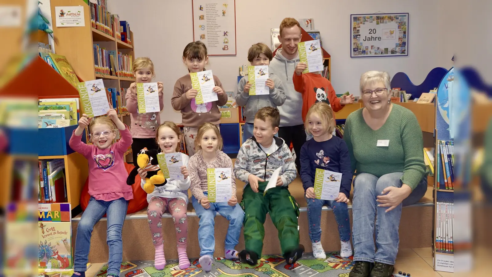 Yannik Steinbach (Ev. KiTa „Groß für Klein”) und Martina Franke (Bücherei) freuen sich mit den angehenden Erstklässlern über die erfolgreiche „bibfit”-Aktion.  (Foto: Bibliothek Beverungen)