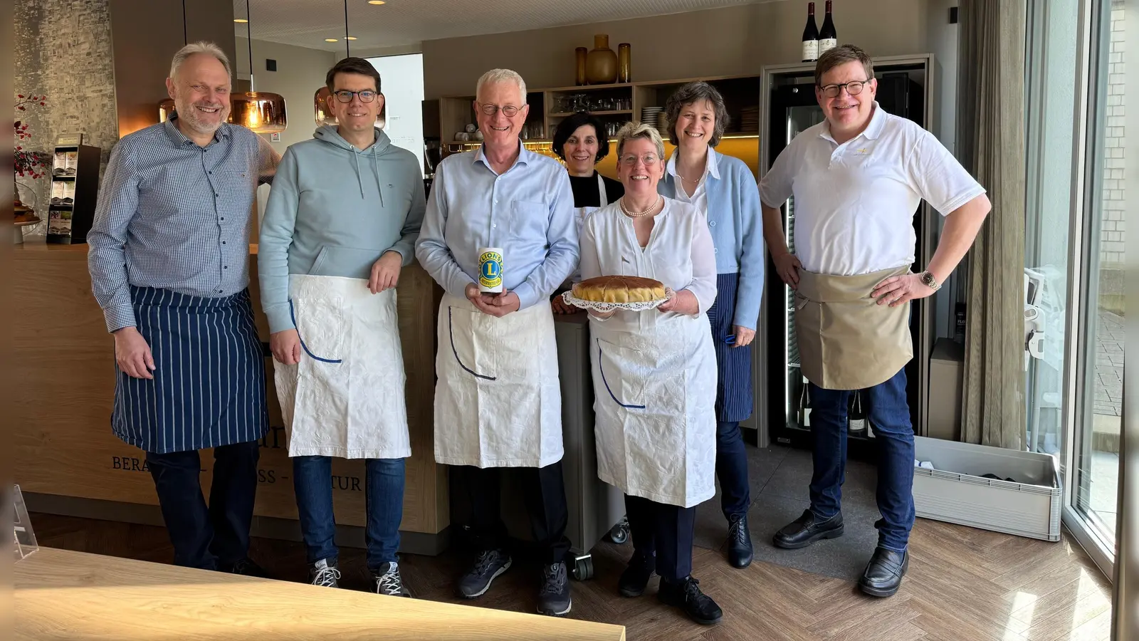 Erfolgreiche Benefizaktion (v.l.): Lions Präsident Dr. Ludger Wesche, Matthias Juchem, Albert Zimmermann, Karin Berendes, Maria Zimmermann, Ulrike Wesche und Thomas Berens. (Foto: privat)