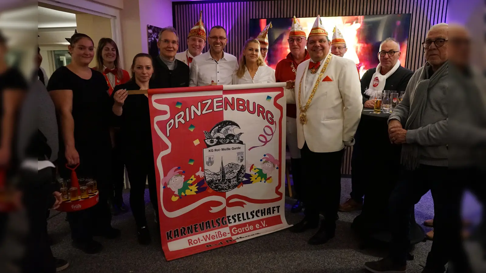 Beim feierlichen Einzug in die neue Prinzenburg wurde auch das Banner übergeben. (Foto: privat)