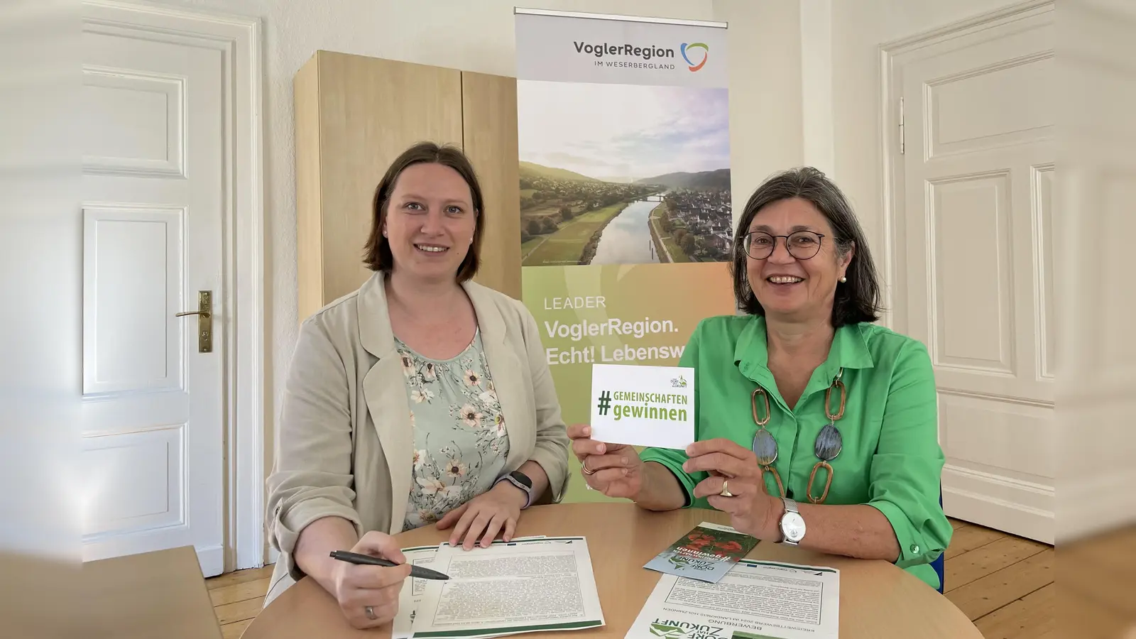 Trisha Daniel und Dr. Jutta Klüber-Süßle als Bereichsleiterin der Wirtschaftsförderung und Kreisentwicklung freuen sich über das rege Interesse der Gemeinden im Landkreis. (Foto: Christine Bossow/Landkreis Holzminden)