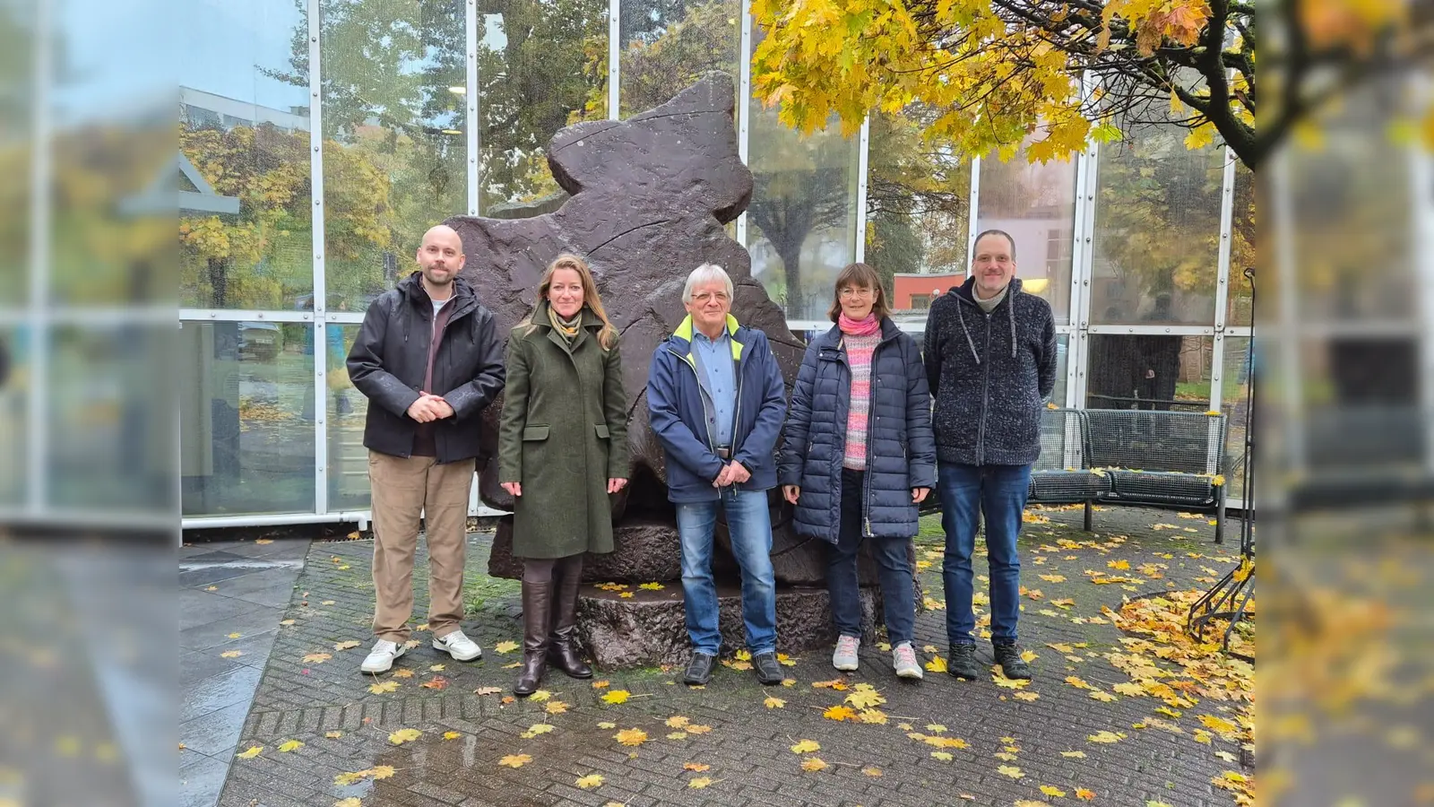 Das gewählte Orga-Team vor dem Kreishaus in Holzminden (v.l.): Jan Rüßmann, Cornelia Meyer-Löhr, Klaus-Dieter Bollmann, Vera Werner und Sebastian Kreimeier. (Foto: privat)