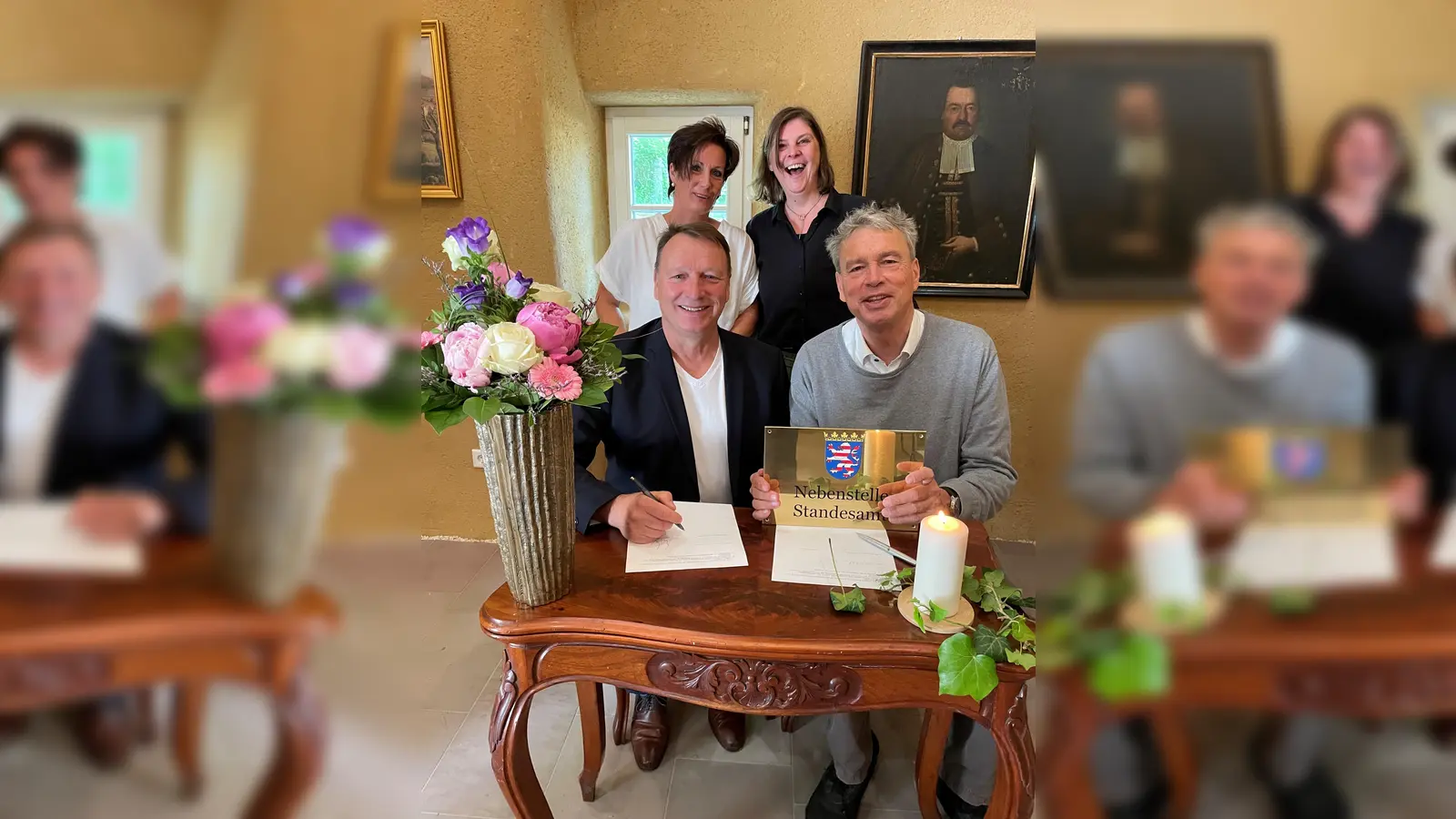 Bürgermeister Maik Mackewitz (vorne l.), Freiherr Dr. Alexander Wolff von Gudenberg, Janine Kloppmann (hinten links, Standesamtsleitung der Gemeinde Calden, und Nicole Degenhardt vom Gut Junkernhof.  (Foto: Gemeinde Calden)