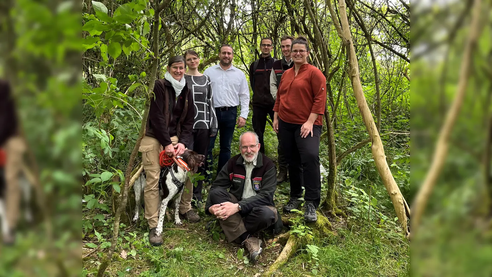 Pirschpfad bei den Waldtagen der Kita Regenbogen Deisel (v.l.): Ulrike Flotho (ehrenamtliche Natur-und Umweltpädagogin), Nicole Nehrdich (Leitung Kita Regenbogen), Manuel Zeich (Bürgermeister Trendelburg), Stefan Bach (Naturparkförster), Gabriel Menke (Stadtwaldförster), Manuela Greipel (Geschäftsführung Naturpark Reinhardswald), vorne sitzend Holger Pflüger-Grone (Leiter Forstamt Reinhardshagen). (Foto: Naturpark Reinhardswald e.V.)