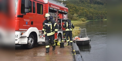 Der Angriffstrupp ist mit Sauerstoffflasche ausgerüstet und beginnt, das brennende Schiff zu löschen.  (Foto: Barbara Siebrecht)