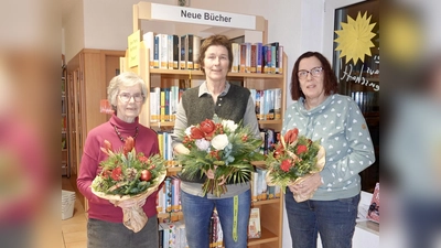 Ursula Günther (v. l. ), Beate Menge und Dagmar Groffmann können zusammen auf 88 Jahre Büchereiarbeit zurückblicken.  (Foto: Bücherei Beverungen)