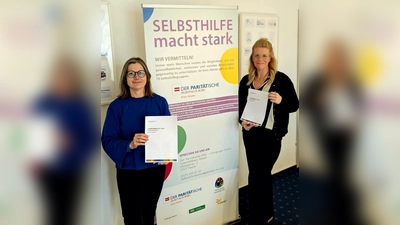 Cornelia Pätzold und Kathrin Groppe, Mitarbeiterinnen im Selbsthilfe-Büro Kreis Höxter, halten den Jahresbericht in Händen. (Foto: privat)