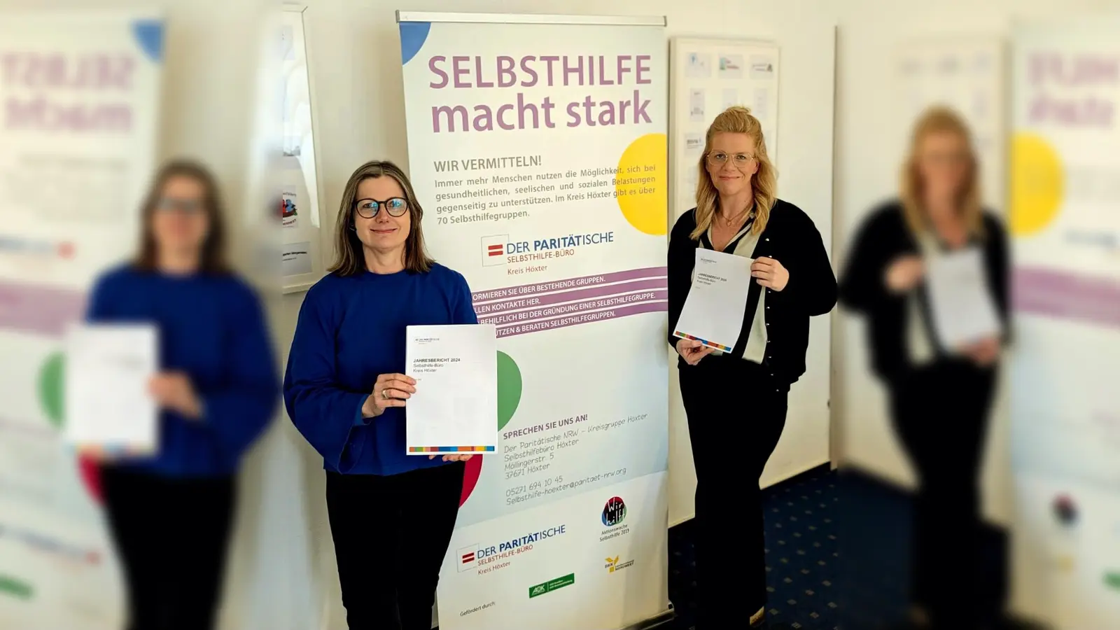 Cornelia Pätzold und Kathrin Groppe, Mitarbeiterinnen im Selbsthilfe-Büro Kreis Höxter, halten den Jahresbericht in Händen. (Foto: privat)