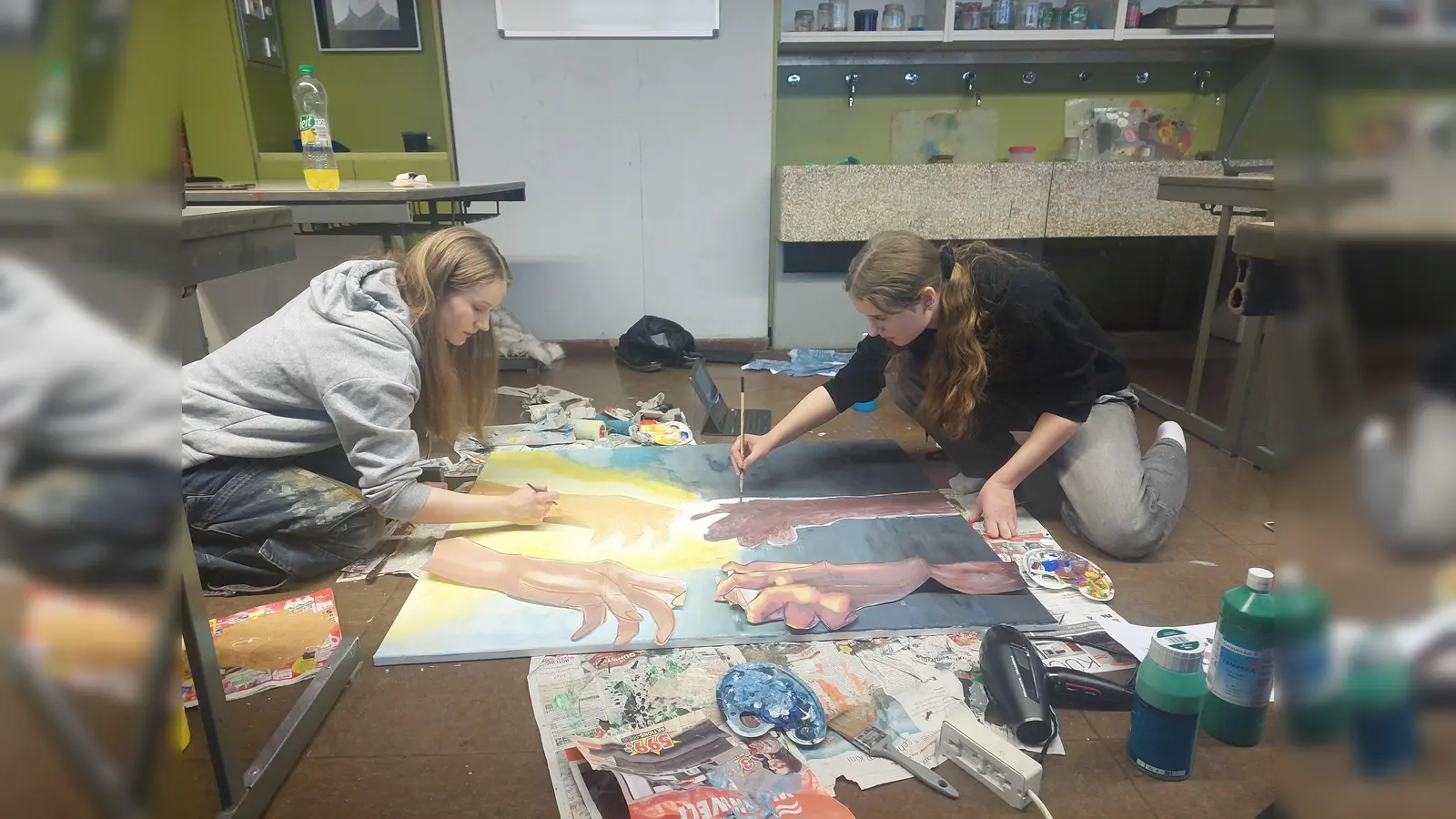 Die Schülerinnen und Schüler erarbeiten Plakate, Diagramme und digitale Darstellungen.  (Foto: Gymnasium Beverungen)