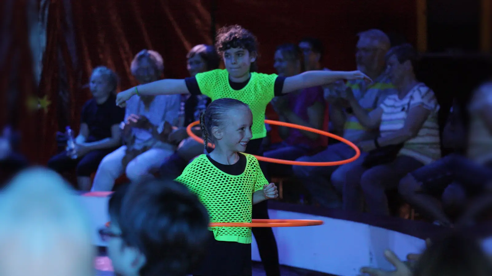 Hula Hoop und Lichteffekte (Foto: Grundschule Lauenförde)