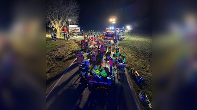 Rund 30 Einsatzfahrzeuge, darunter Rettungswagen, Notarzteinsatzwagen, Fahrzeuge des Katastrophenschutzes und der teilnehmenden Hilfsorganisationen, waren im Einsatz. Simuliert wurde ein Verkehrsunfall mit mehreren Fahrzeugen und zahlreichen Verletzten. (Foto: Kreis Höxter)