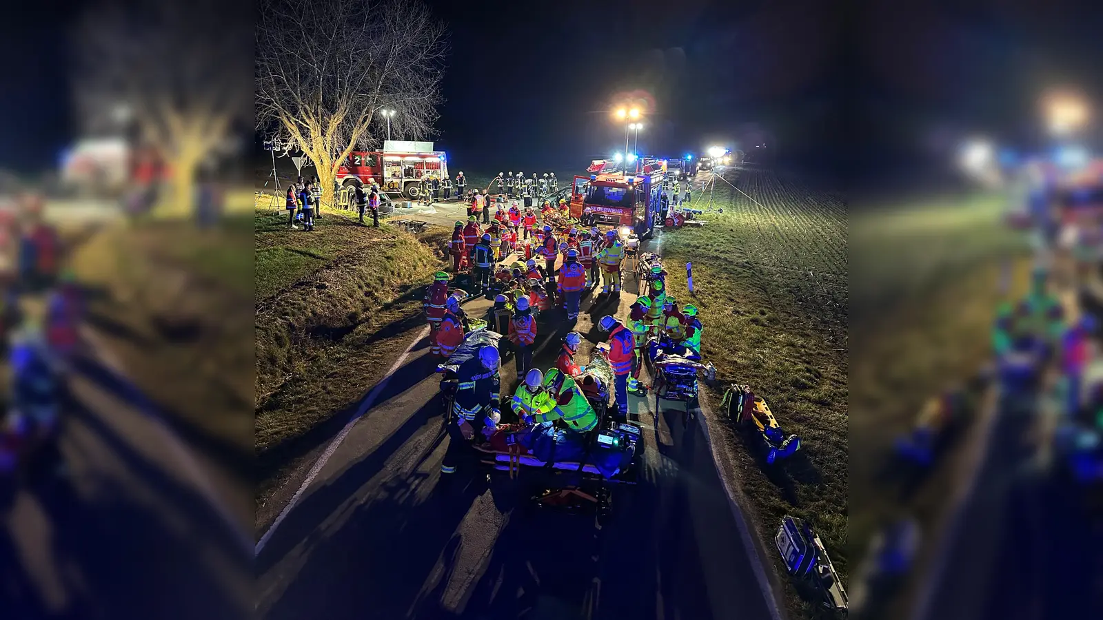 Rund 30 Einsatzfahrzeuge, darunter Rettungswagen, Notarzteinsatzwagen, Fahrzeuge des Katastrophenschutzes und der teilnehmenden Hilfsorganisationen, waren im Einsatz. Simuliert wurde ein Verkehrsunfall mit mehreren Fahrzeugen und zahlreichen Verletzten. (Foto: Kreis Höxter)