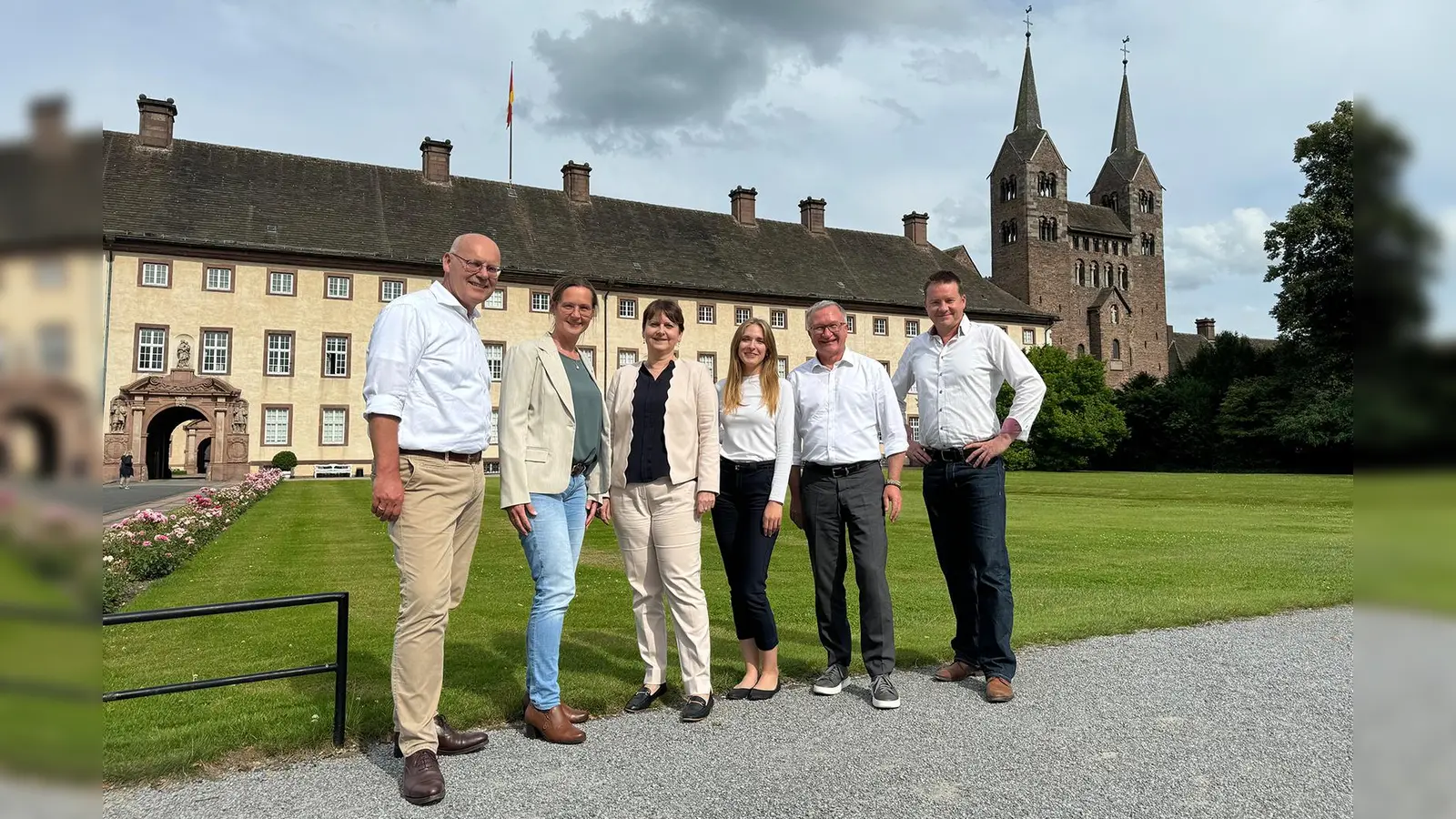 Das Konsortium (v. l.): Bernd Klöver (Managing Director, CHE-Consult GmbH), Professorin Dr. Yvonne-Christin Knepper-Bartel (Vizepräsidenten für Bildung und Nachhaltigkeit, TH OWL), Nicole Soltwedel (Kanzlerin, TH OWL), Dajana Kulik (Beraterin, rheform GmbH), Professor Dr. Guido Benzler (Geschäftsführender Gesellschafter, rheform GmbH) und Matthias Götz (Geschäftsführer, Büro Bergmann GmbH). (Foto: TH OWL)