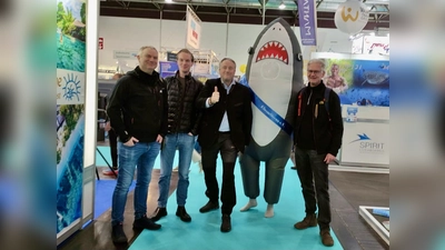 Sehen Neues auf der Messe Boot (v.l.): Georg und Lennart Arendes (Rösebeck), Thorsten Jonas (Warburg), der Hai und Uwe Schmidt (Warburg). (Foto: privat)