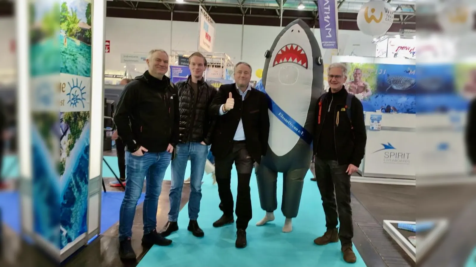 Sehen Neues auf der Messe Boot (v.l.): Georg und Lennart Arendes (Rösebeck), Thorsten Jonas (Warburg), der Hai und Uwe Schmidt (Warburg). (Foto: privat)