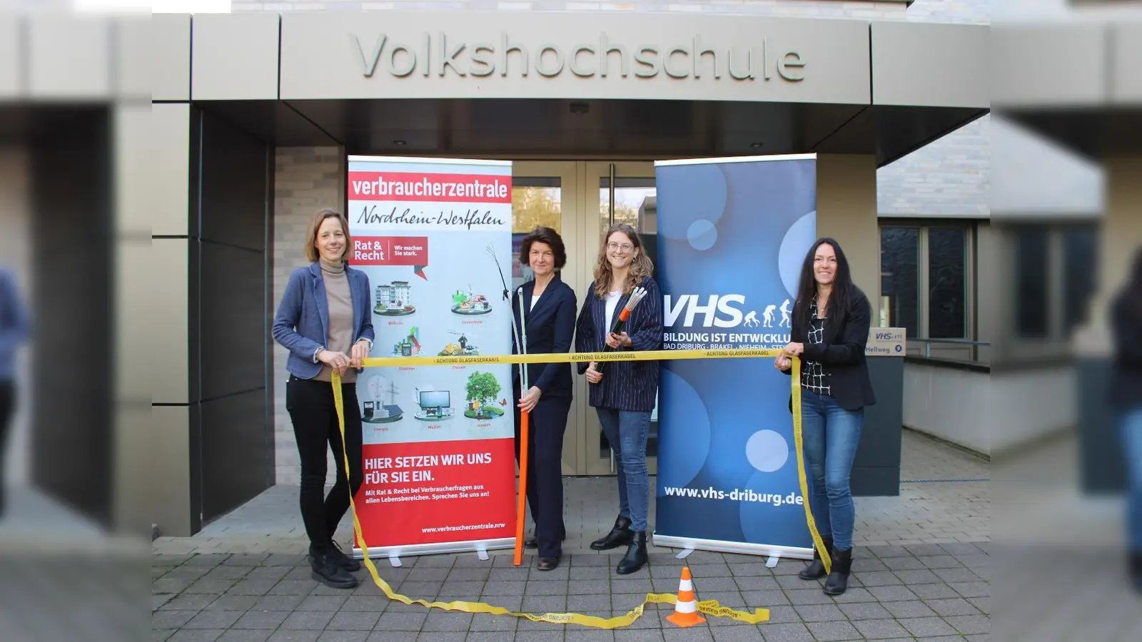 Informieren in Steinheim zum Thema Glasfaser: Inga Lockstedt (Projekt „Miteinander Digital“), Ute Delimat (Verbraucherzentrale NRW im Kreis Höxter), Julia Gäbelein (VHS-ZV) und Janine Brigant-Loke (Leitung VHS-ZV). (Foto: VHS-Zweckverband)