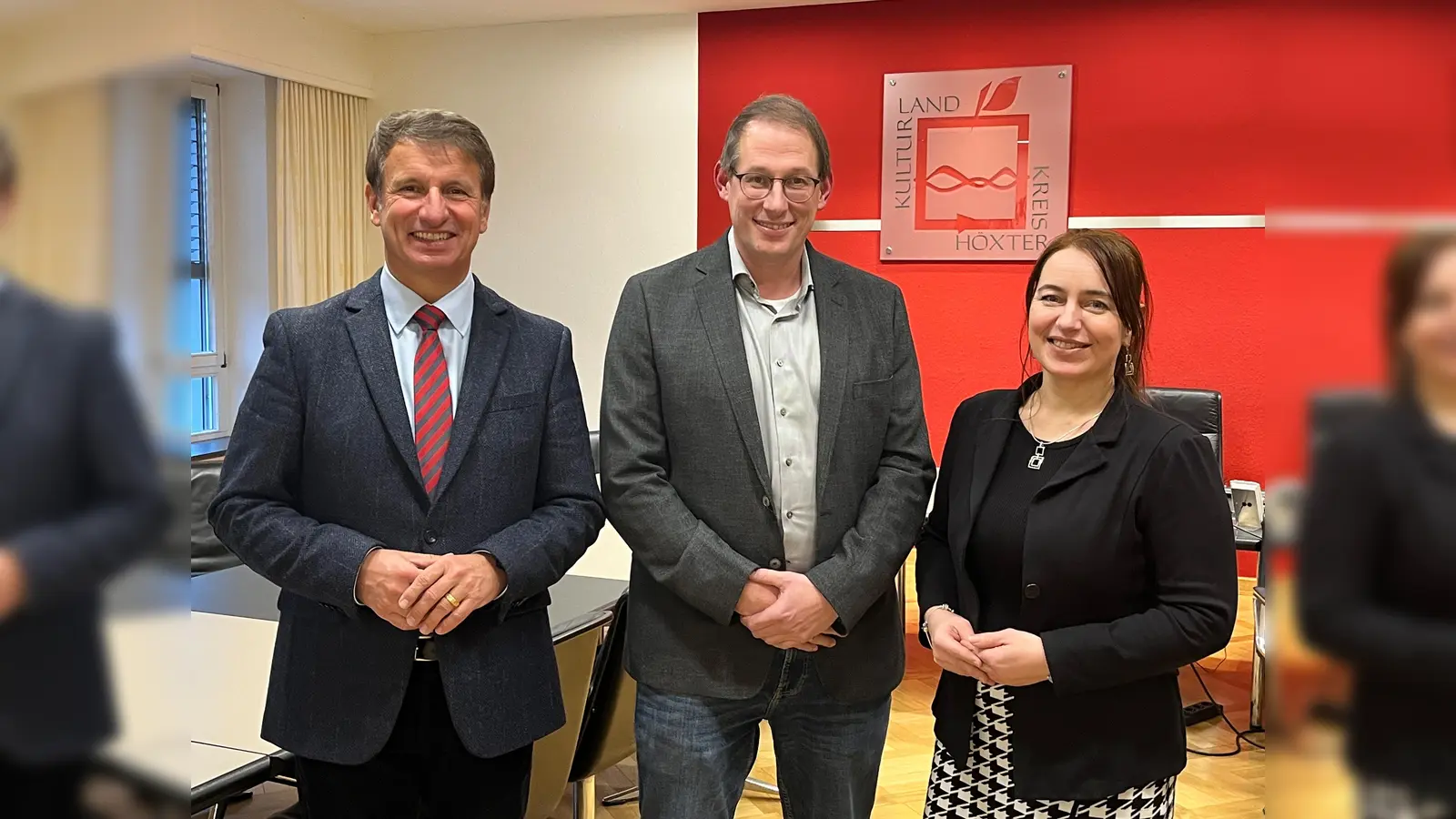 Landrat Michael Stickeln (links) und Kreisdirektorin Manuela Kupsch wünschten dem neuen Leiter des Jugendamtes, Karsten Oeynhausen, viel Erfolg für sein neues Amt. (Foto: Kreis Höxter)