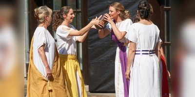 Die Bühne Hofgeismar begeisterte das Publikum mit der frivol-pikanten griechischen Komödie Lysistrata. (Foto: Stefan Bönning)