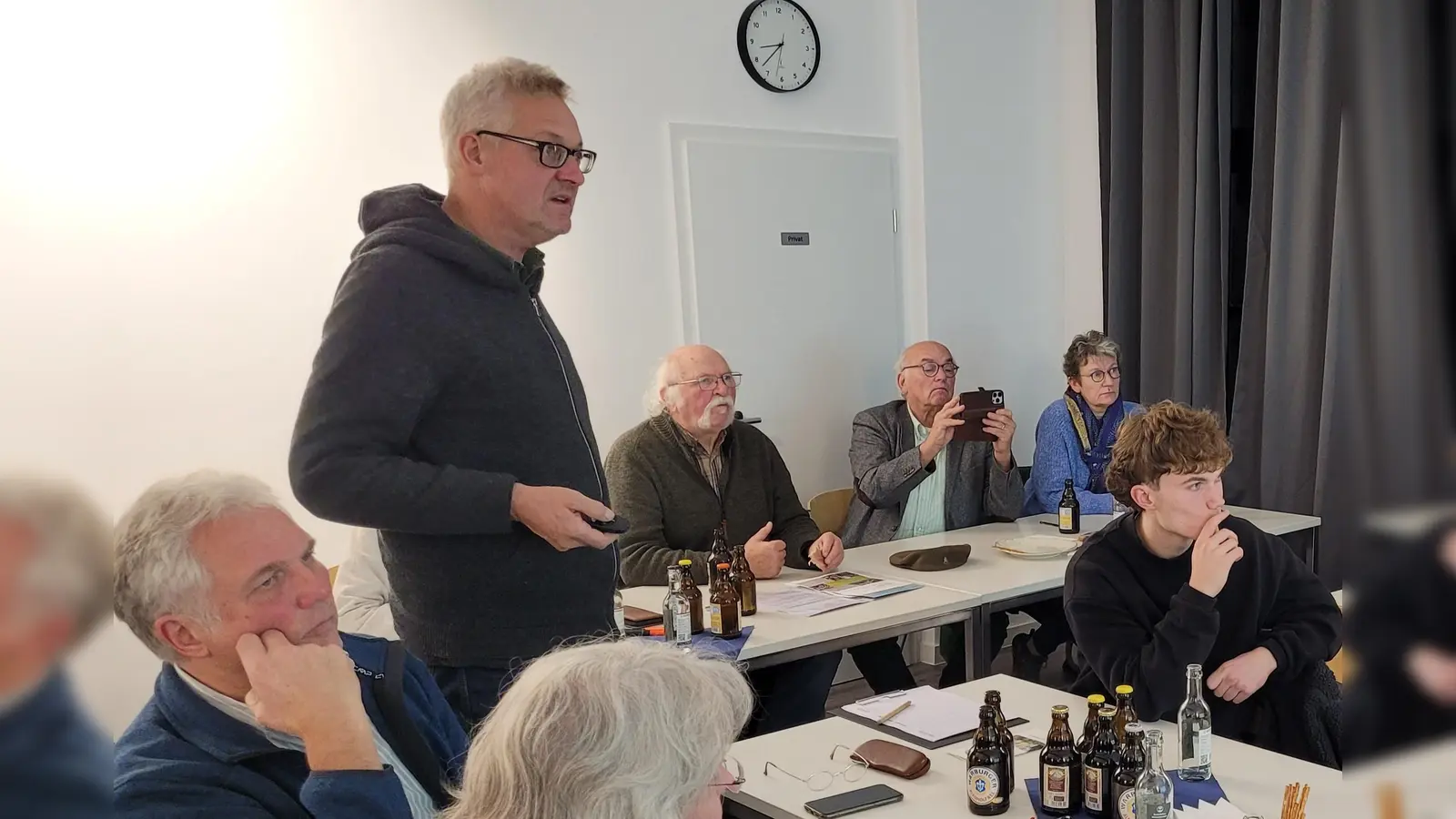 Frank Grawe (links), Leiter der Landschaftsstation, referierte bei der Mitgliederversammlung der BI zum Windkraftausbau im Kreis Höxter. Hinten (v.l.) der Vorstand mit Josef Jacobi, Rainer Mues und Huberta Schreier. (Foto: BI)