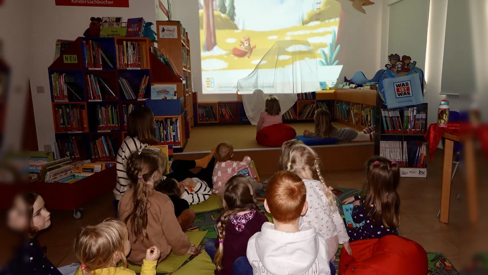 Der Schneedieb im Bilderbuchkino begeisterte die Kinder der Lesespaßaktion.  (Foto: Barbara Siebrecht)