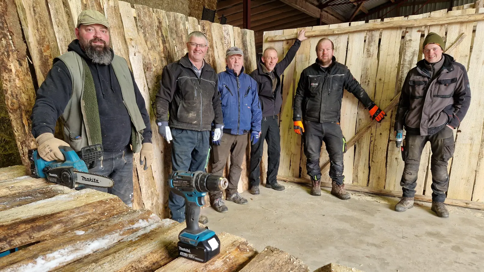 Entstehen der Verkaufsstände und des Portals mit Wehrtürmen (v.l.): Uli Sagel, Martin Sagel, Wilfried Markus, Heiner Husemann, Marius Heinrich und Timo Kalkert. (Foto: privat)