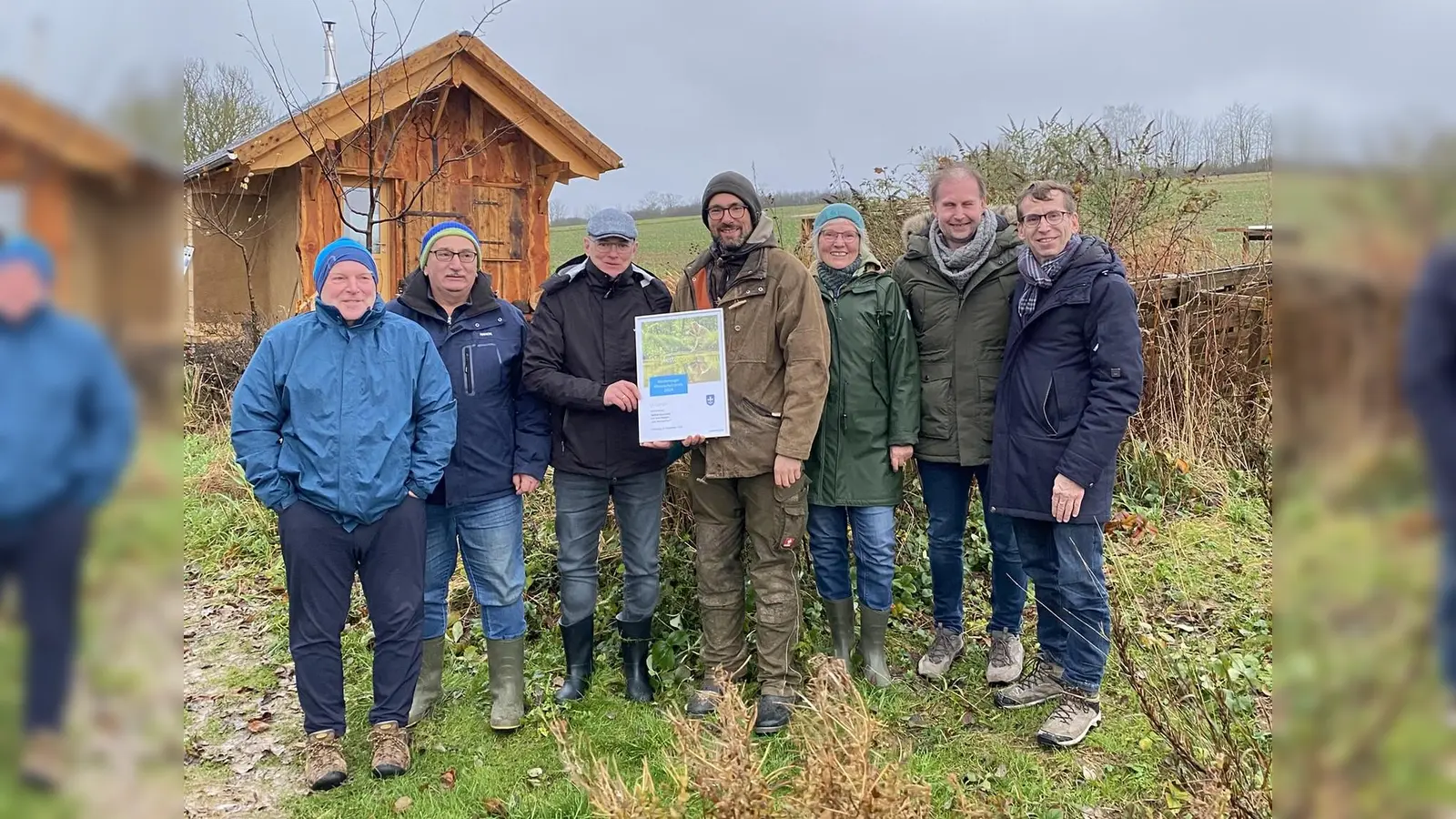 Die Gruppe um das Permakultur-Pilotprojekt „Der Waldgarten“ erreichte den zweiten Platz des Klimaschutzpreises: Jürgen Häusser (v.l.), Michael Sauerland, Westenergie-Kommunalmanager Thorsten Hildebrandt, Torben Sauerland, Angela Sauerland, Alexander Neumann (Ortsvorsteher Herlinghausen) und Bürgermeister Tobias Scherf (Foto: Stadt Warburg )