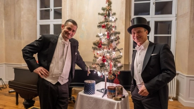 Florian Brauer und Urban Beyer schmückten singend den Baum bei ihren Aufritt auf der Burg Herstelle.  (Foto: M. Hörning)