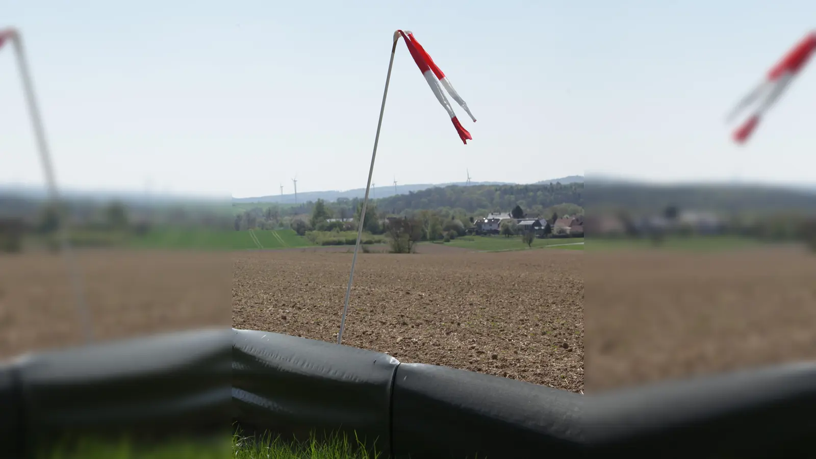 Einfache Maßnahmen wie Stangen mit Flatterbändern oder flache Folienzäune helfen, Brut- und Nistvögel sowie Amphibien von der Arbeitsfläche fernzuhalten. (Foto: Firma TenneT)