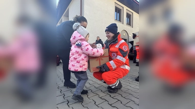 Der Einsatz hat sich gelohnt: Mit den Weihnachtstrucker-Paketen konnten die Johanniter vielen bedürftigen Menschen Freude schenken. (Foto: Johanniter/ Benjamin Retzac)