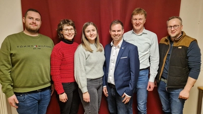 Der erste Vorstand des Heimatvereins Natzungen bei der Gründungsversammlung (von links) Sebastian Götte (Beisitzer), Linda Hagemann (Schriftführerin), Franziska Petermichl (Beisitzerin), Benedikt Dierkes (erster Vorsitzender), Martin Derenthal (Kassierer) sowie Alexander Hake (zweiter Vorsitzender). (Foto: privat)