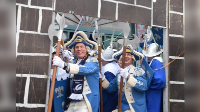 Angriff der Narren auf das Beverunger Rathaus (Foto: Barbara Siebrecht)