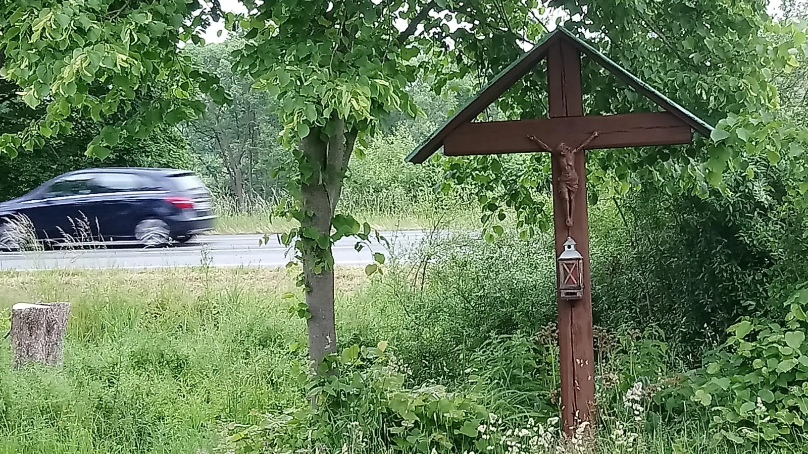 Das Donhauser Kreuz steht an der alten Trasse parallel zur Bundesstraße 64. (Foto: Doris Dietrich)