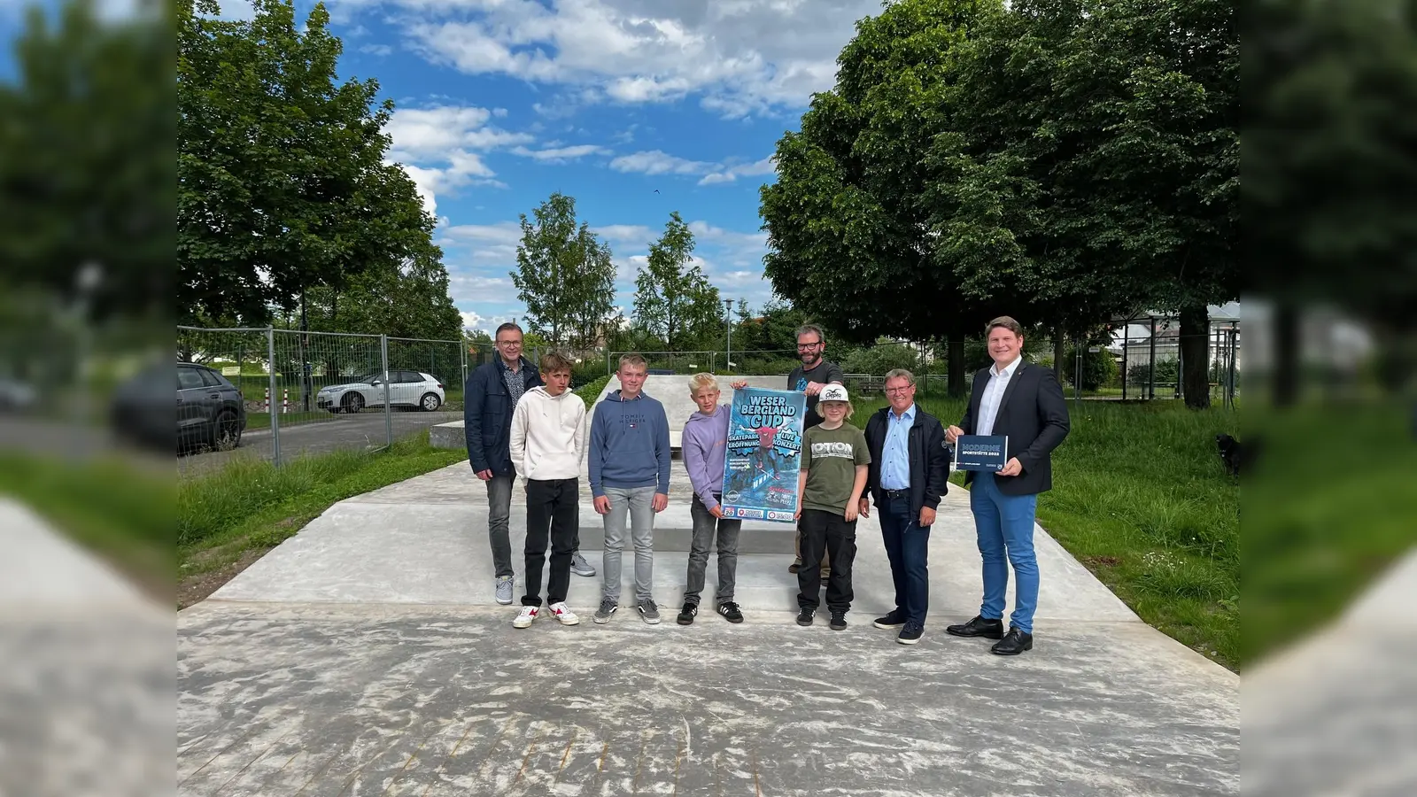 Kämmerer Christof Derenthal, Levi, Finn, Lukas, Dirk Lücke als Vertreter des Kulturvereins, Jonne, Ortsvorsteher Werner Dürdoth und Bürgermeister Nicolas Aisch. (Foto: Stadt Borgentreich)