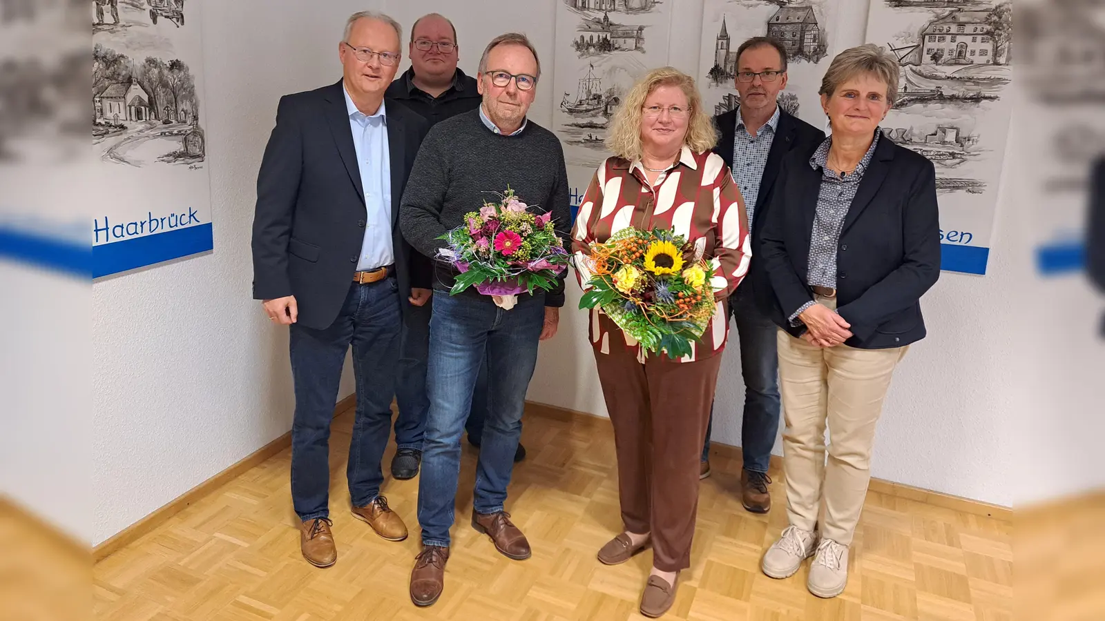 Bürgermeister Hubertus Grimm, Niklas Pieper, Reinhard Baudis, Brigitte Sobireg, Ralf Meibom, und Ute Lemfeld bei der Feierstunde (Foto: Stadt Beverungen)