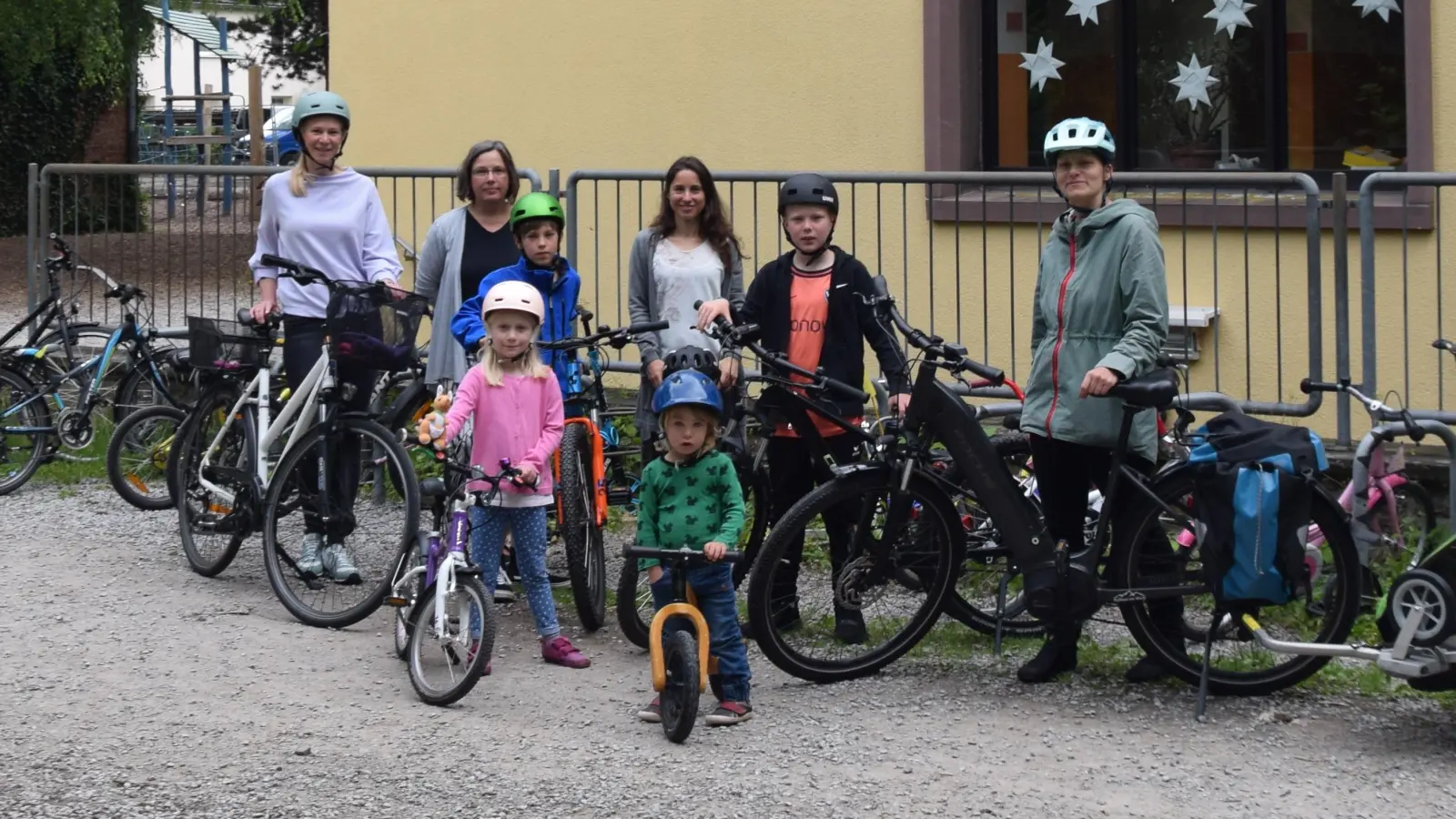 Gemeinsam mit Familie Witschorek und Familie Finger freut sich die Schulleiterin der Schule am Nicolaitor Bettina Becker (hinten 2. v.l.) und Stefanie Wüsthoff (hinten 3. v.l.), Lehrerin und Team-Captain des Stadtradeln-Teams der Schule am Nicolaitor, über die gelungene Teilnahme der Schülerinnen und Schüler beim Stadt- und Schulradeln 2024.  (Foto: Stadt Höxter)