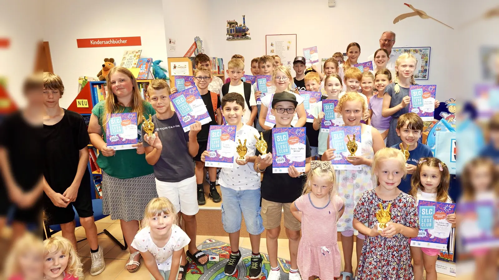 Die Preisverleihung der Lese-Oskars machte viele junge Bücherfans glücklich und Bürgermeister Hubertus Grimm (hinten) freute sich über die Lesebegeisterung der Kinder.  (Foto: Bücherei Beverungen)