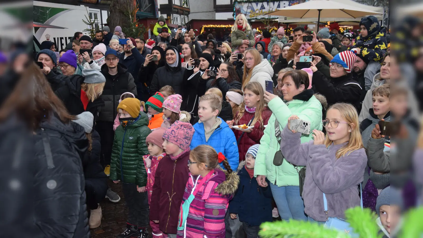 Das Bühnenprogramm des Sternenmarkts, in diesem Falle der Schulchor, erfuhr eine großartige Resonanz. (Foto: Marc Otto)