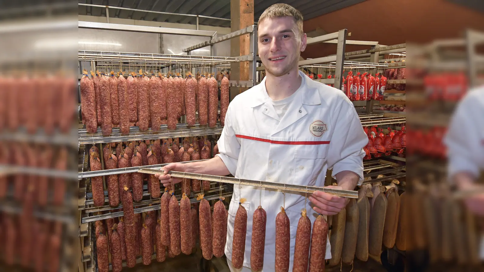 Der junge Fleischermeister Maximilian Klare aus Borgentreich steht mit seiner Familie ganz in der Tradition, beste Fleisch- und Wurstwaren in der Region herzustellen. Delikate Kostproben gibt es auch auf dem Deutschen Käsemarkt in Nieheim. (Foto: Stefan Köneke)