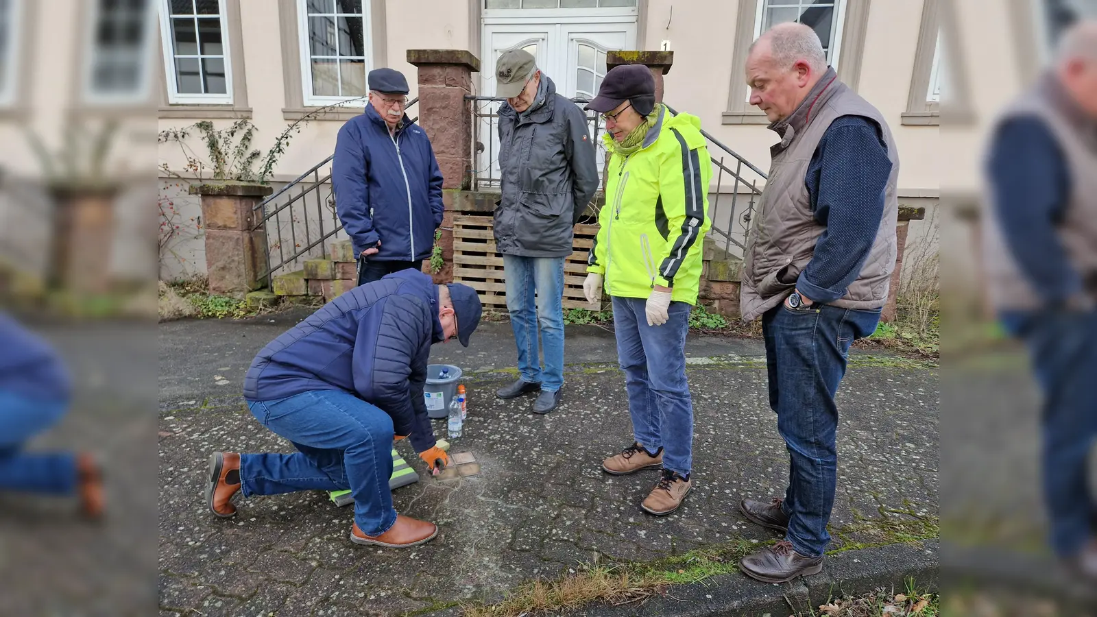 Reinigung der „Stolpersteine” vor dem ehemaligen Haus der Familie Kohlberg in der Lauenförder Unterstraße. (Foto: privat)